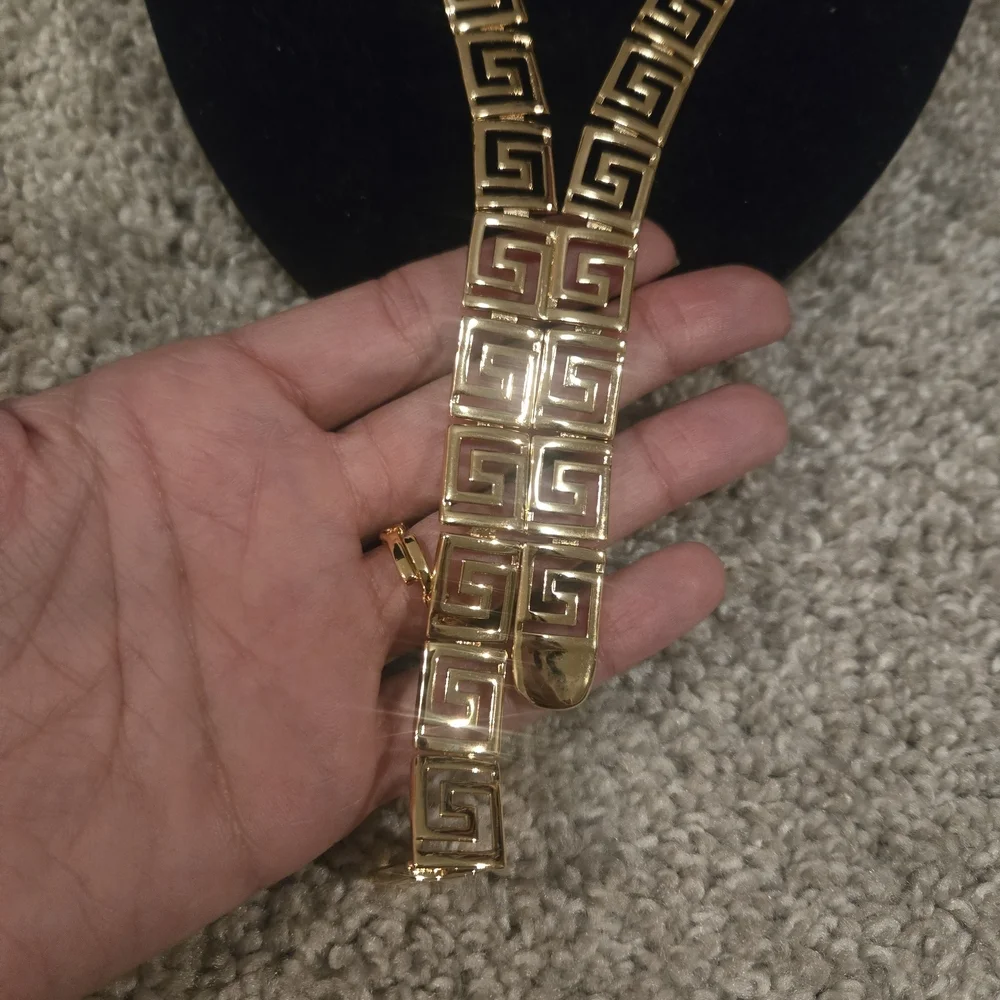 Elegant Gold Geometric Necklace